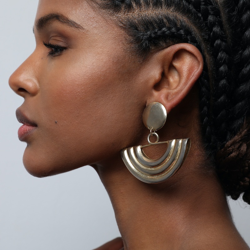 Procedimientos Faciales 11 close up of womans earlobe with glamorous earrings