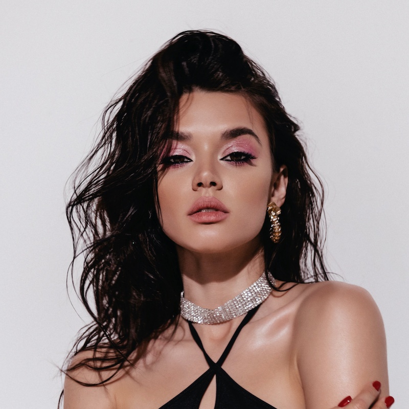 Procedimientos Faciales 13 luxurious woman with glamorous jewelry